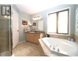 32 MACDONALD CRESCENT - 25