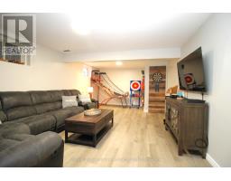 32 MACDONALD CRESCENT - 28