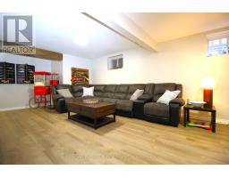 32 MACDONALD CRESCENT - 30