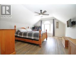 32 MACDONALD CRESCENT - 33