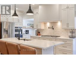 285 INGERSOLL AVENUE - 11