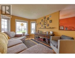 49 KERR CRESCENT - 4