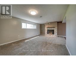 45 LYNN CRESCENT - 24