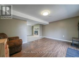 45 LYNN CRESCENT - 27