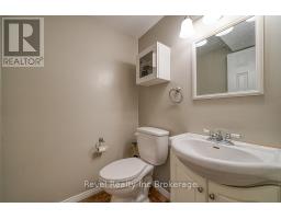 45 LYNN CRESCENT - 28