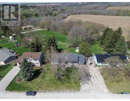 45 LYNN CRESCENT - 4