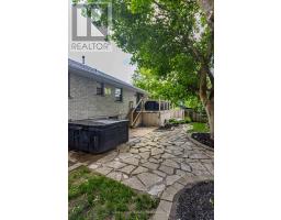 55 SIOUX CRESCENT - 32