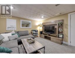 1011B VANIER AVENUE - 29