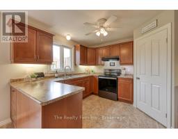 17 SCOURFIELD DRIVE - 17