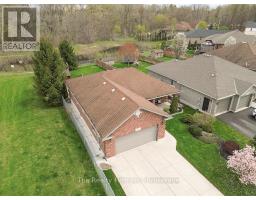 17 SCOURFIELD DRIVE - 2