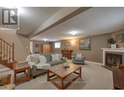 17 SCOURFIELD DRIVE - 33