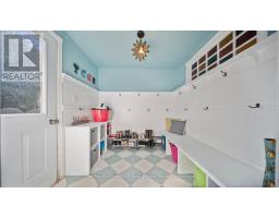 94 WOODSTOCK STREET N - 23