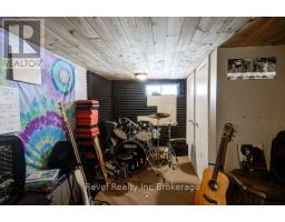 328 CLARKE STREET N - 33