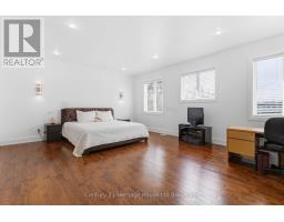 61 APPLEWOOD CRESCENT - 17