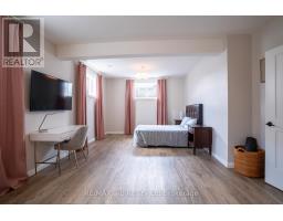 60 AUGUST CRESCENT - 40