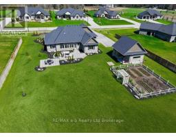 60 AUGUST CRESCENT - 6