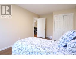 20 EDWIN CRESCENT - 16