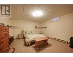 18 WILKINS CRESCENT - 38