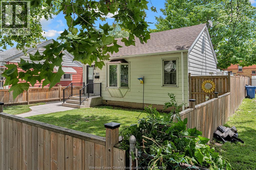 3685 QUEEN STREET, Windsor