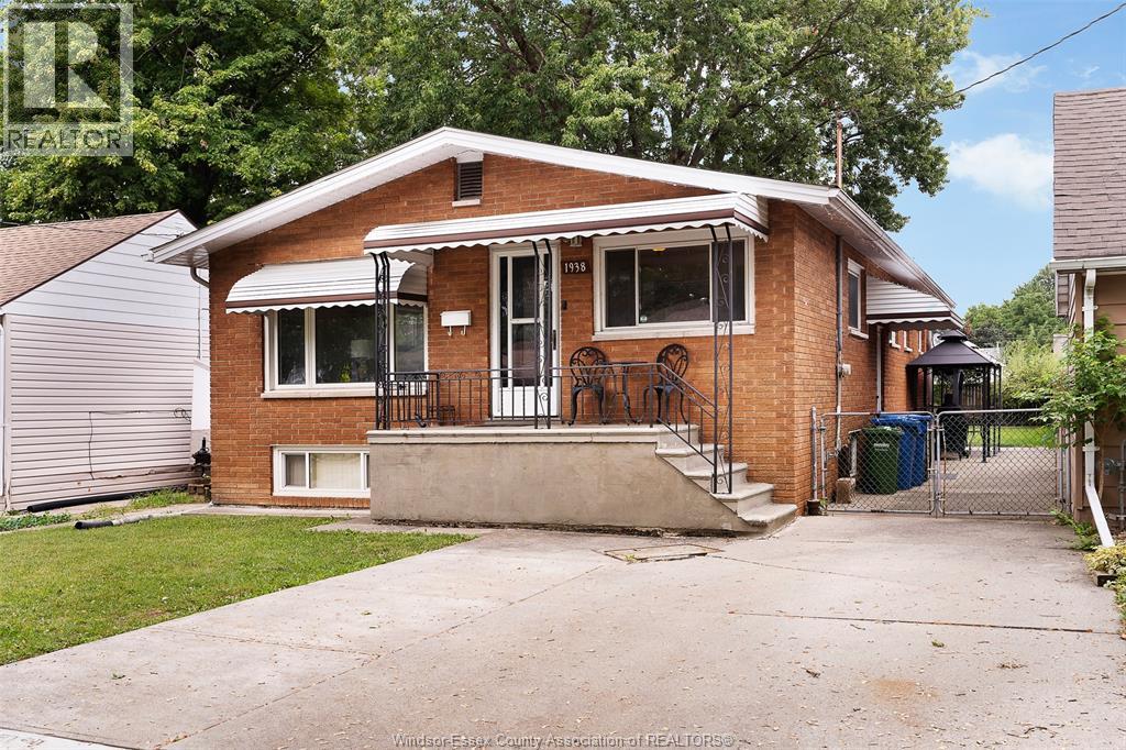 1938 FERNDALE AVENUE, Windsor