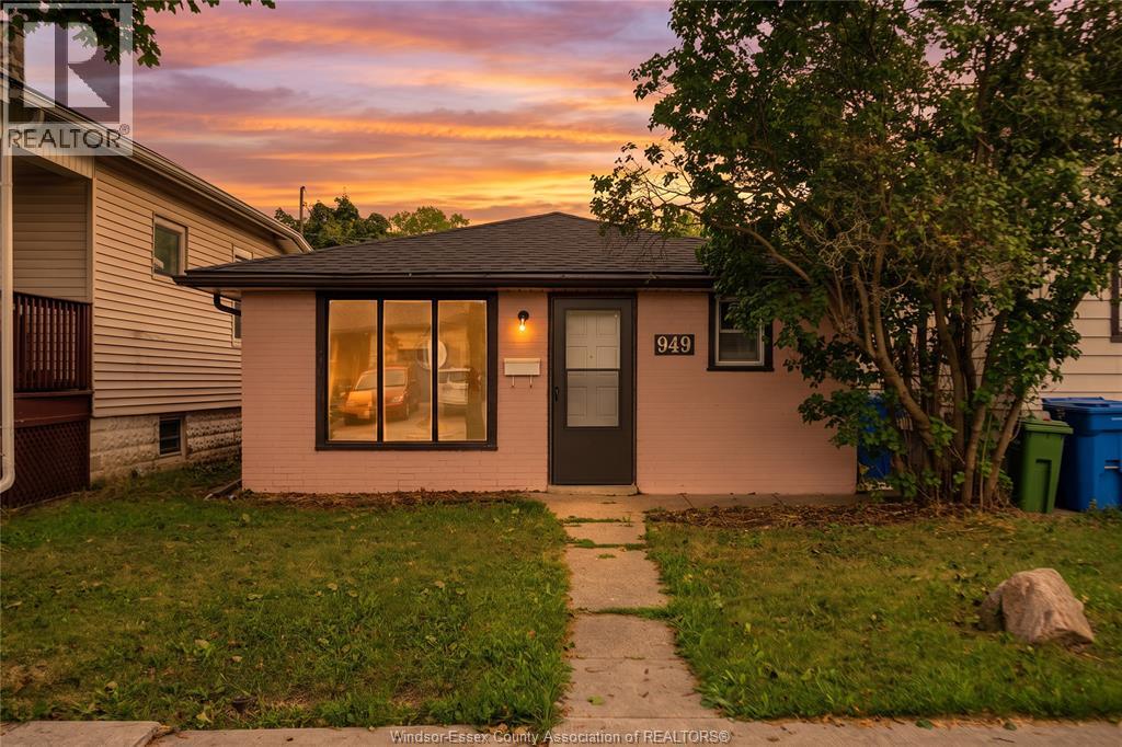 949 ELLROSE AVENUE, Windsor