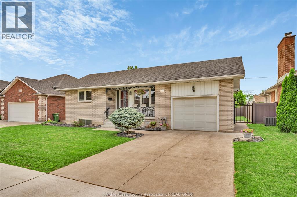 2171 WOODLAWN AVENUE, Windsor