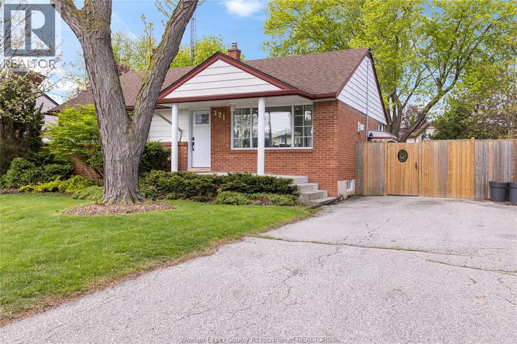 221 GRACE ROAD, Tecumseh