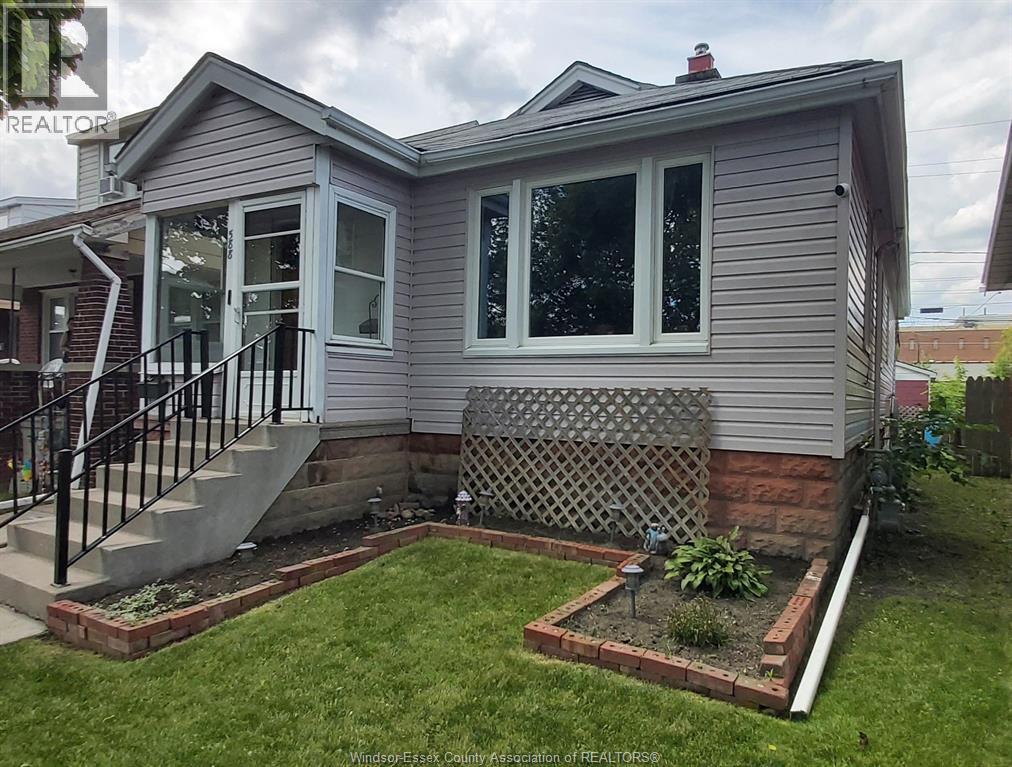 588 IRVINE AVENUE, Windsor