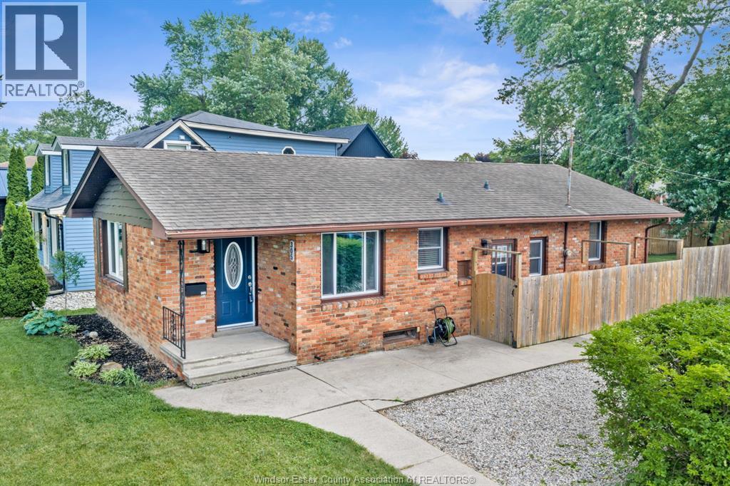 305 EDGEWATER BOULEVARD, Tecumseh