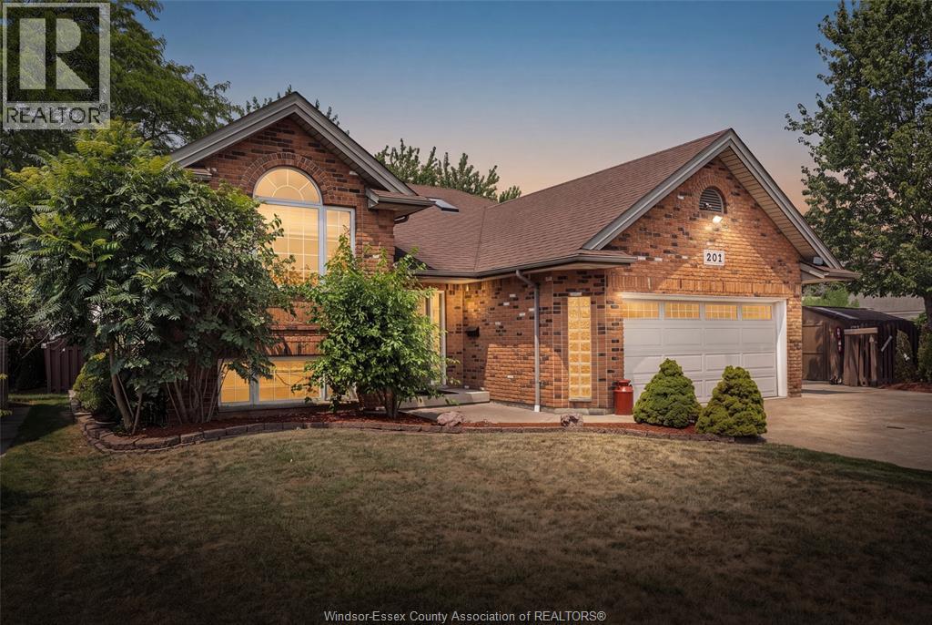 201 MAPLEWOOD DRIVE, Lakeshore