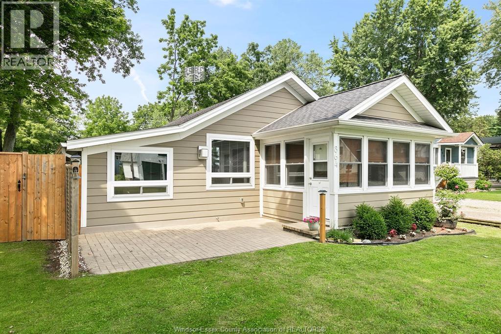 864 Lawrence AVENUE, Essex