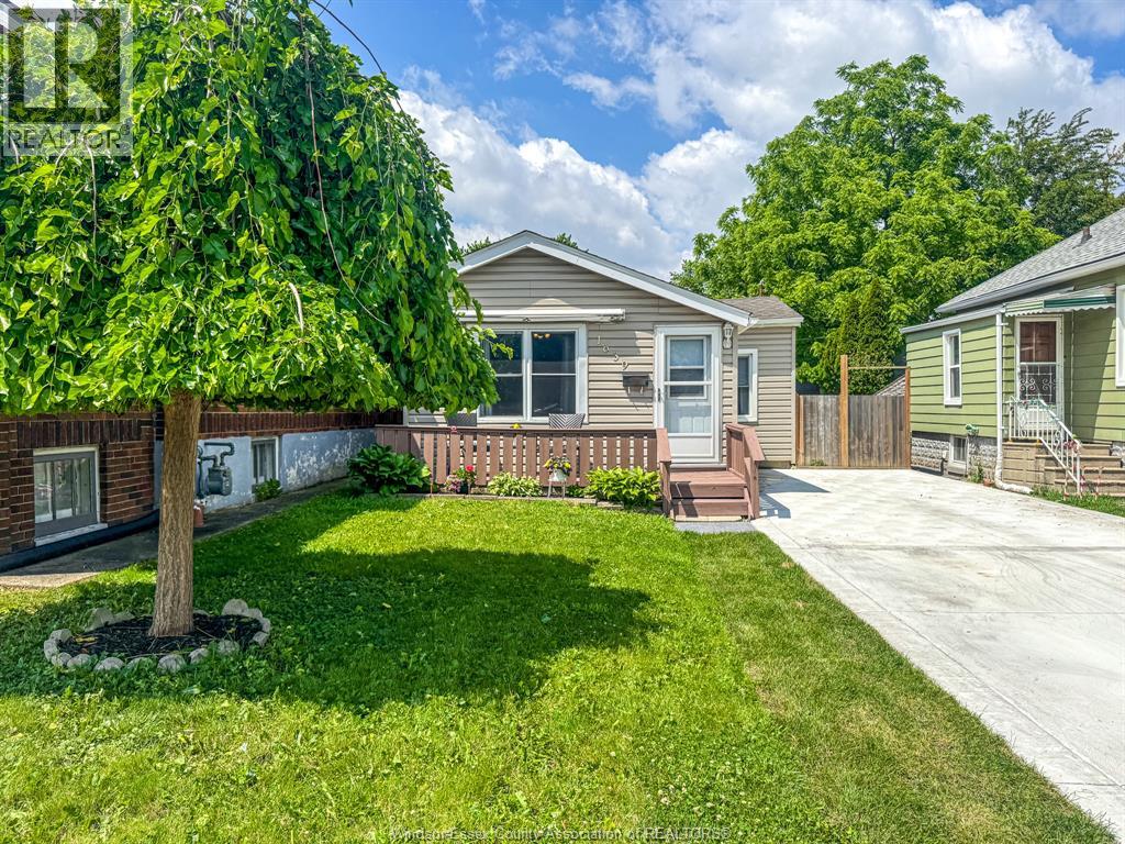 1639 ST LUKE, Windsor