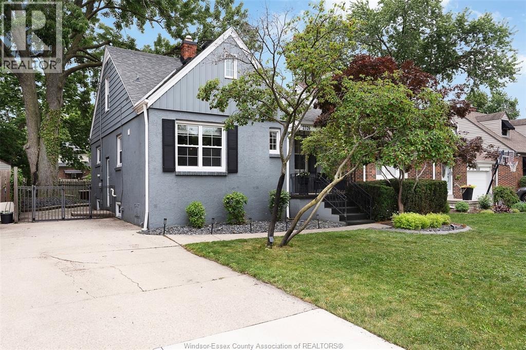 2326 GLADSTONE AVENUE, Windsor