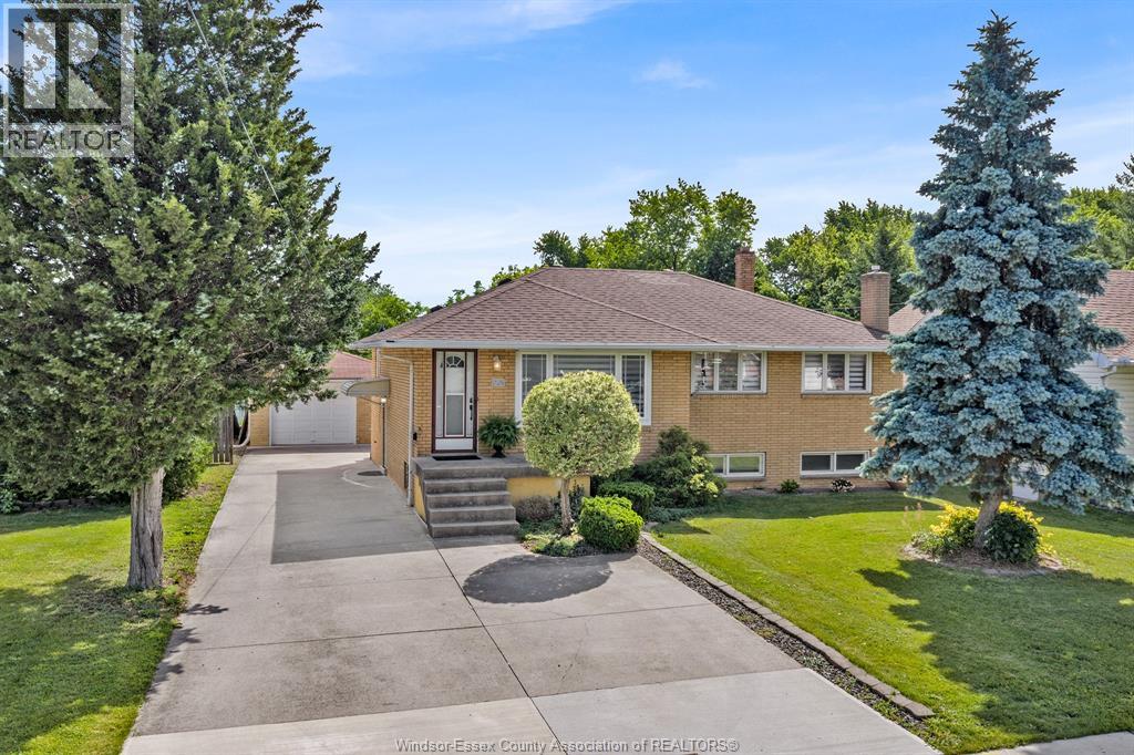 2528 Jos St. Louis, Windsor