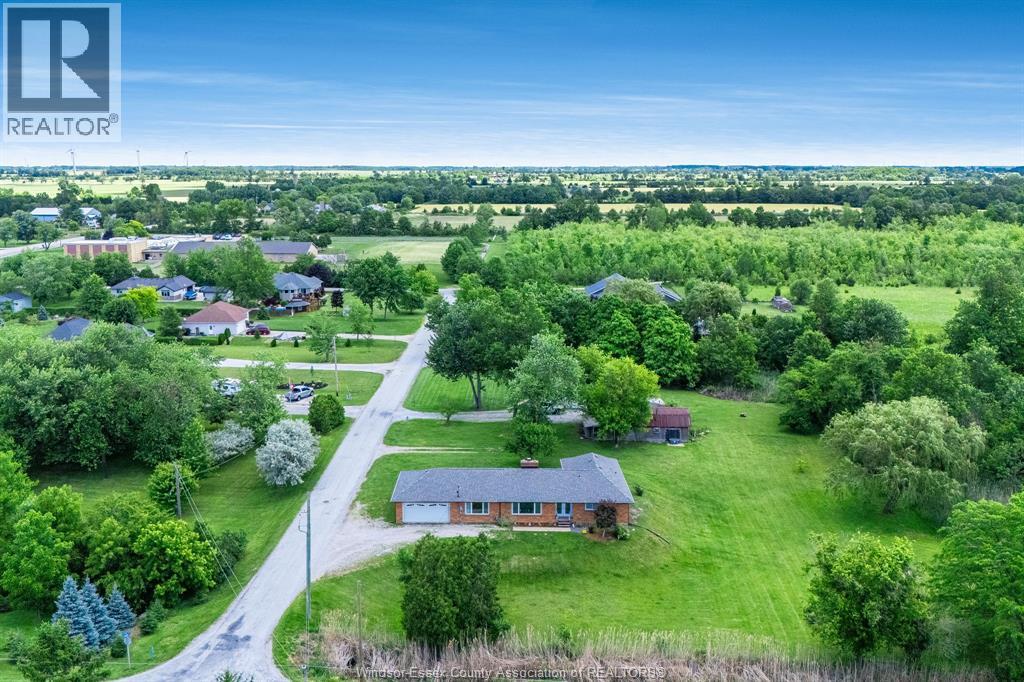 1235 Gesto Sideroad, Essex