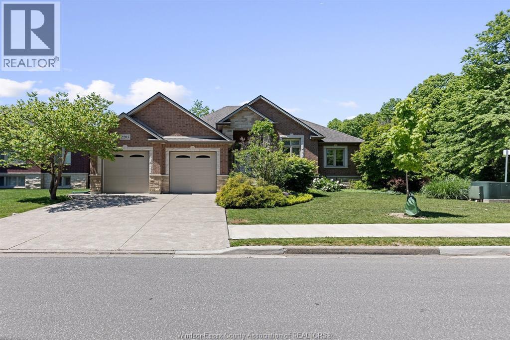 2203 ROXBOROUGH, Windsor