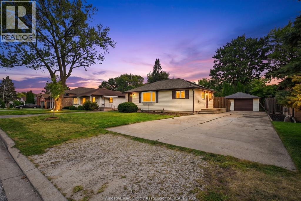 2733 LLOYD GEORGE BOULEVARD, Windsor