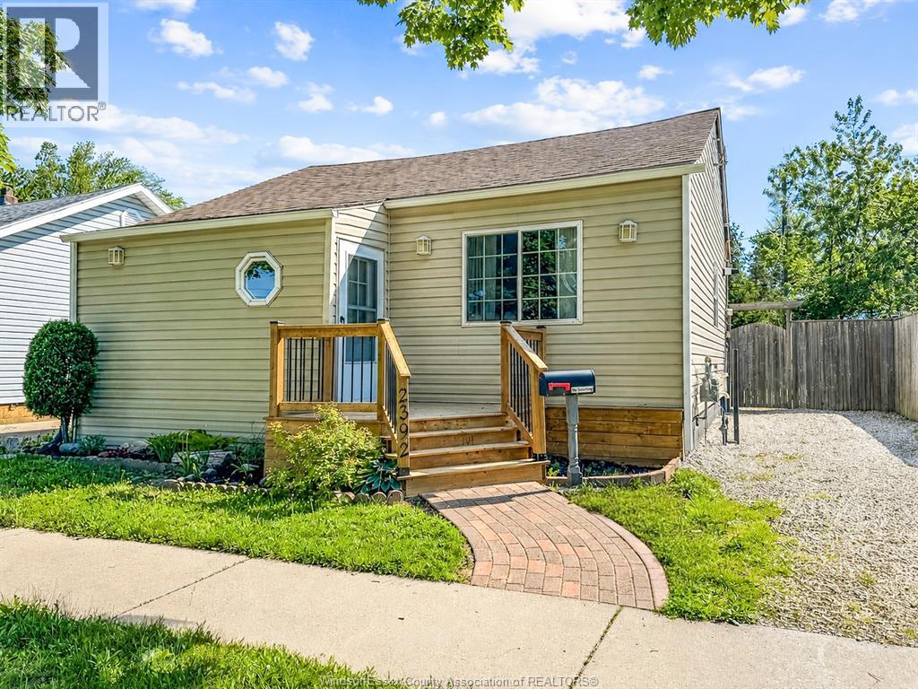 2392 LOUIS, Windsor