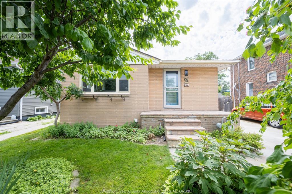 971 FAIRVIEW, Windsor
