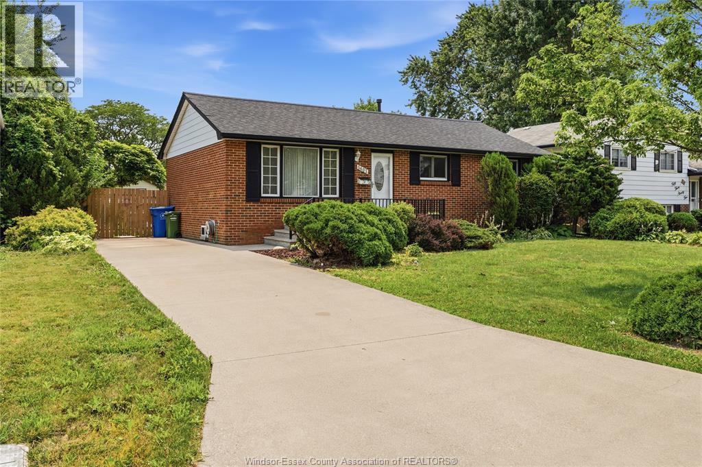 5401 QUEEN ELIZABETH, Windsor