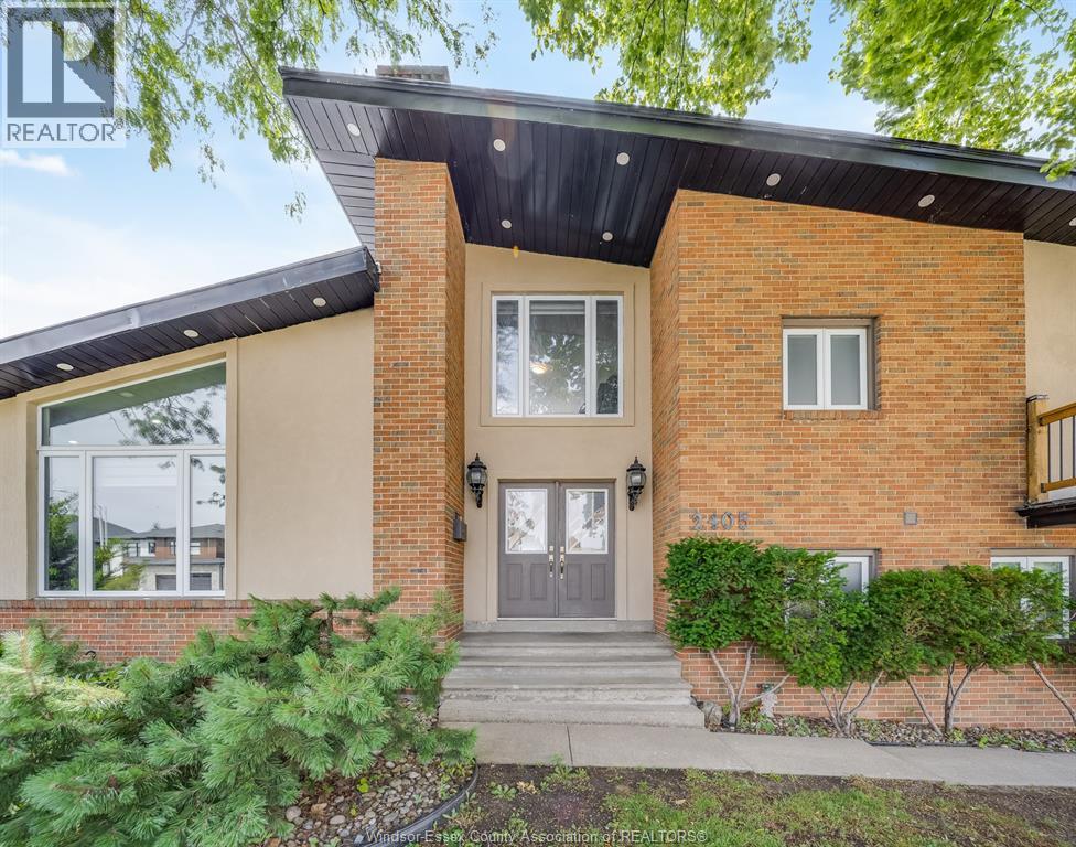 2405 ROXBOROUGH BOULEVARD, Windsor