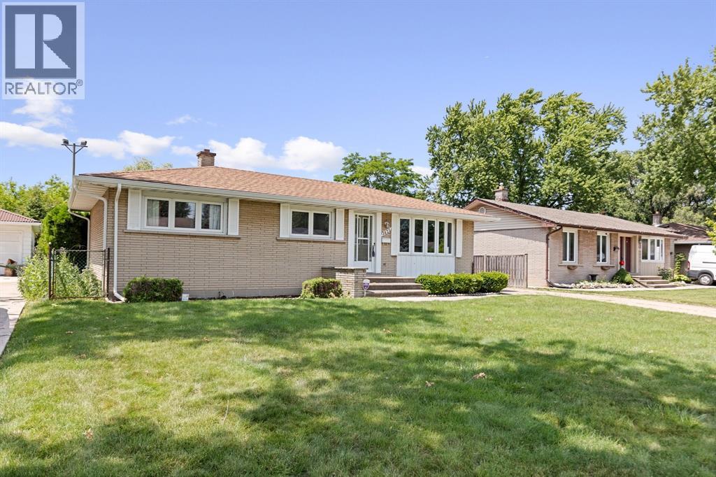 3425 WOODLAWN AVENUE, Windsor