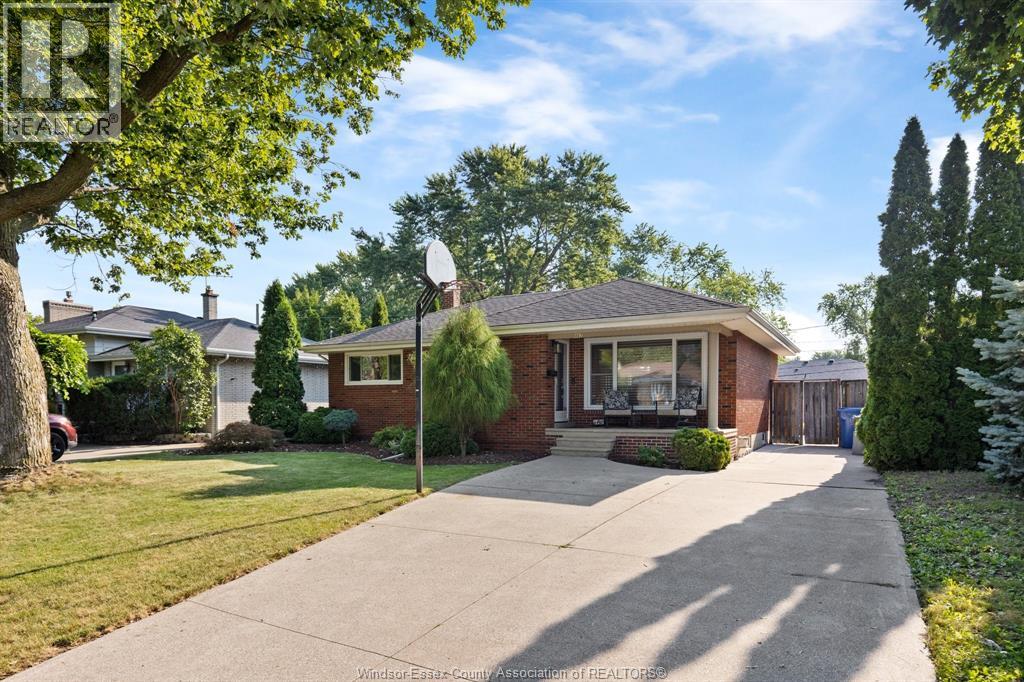 462 DORMAR DRIVE, Windsor