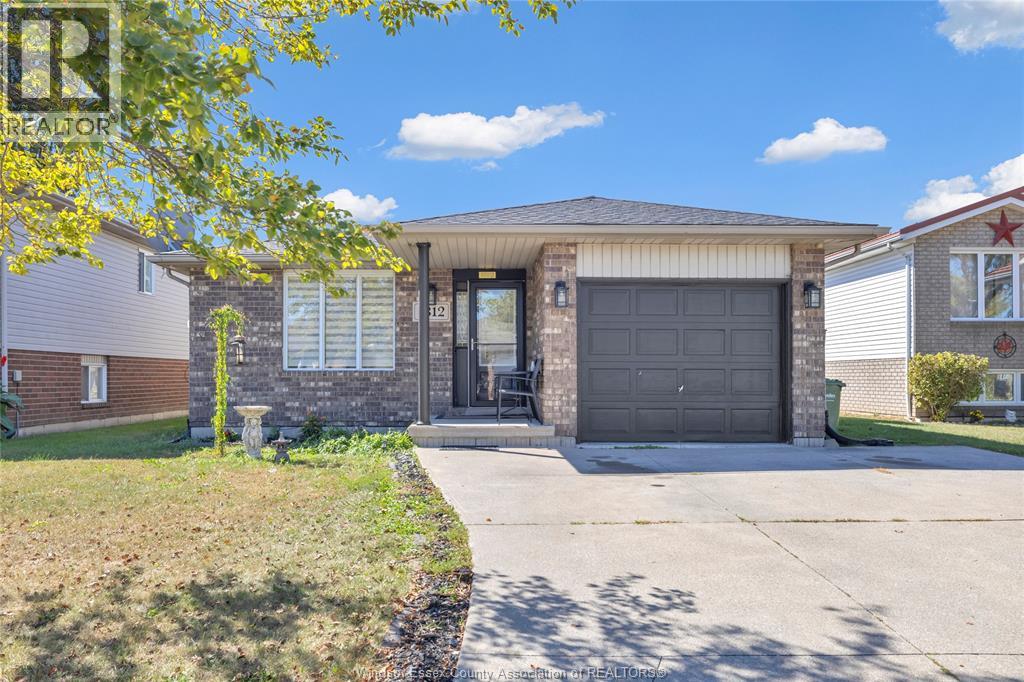 1812 VICKY CIRCLE, Windsor