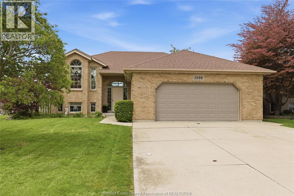 1588 WHITEWOOD DRIVE, Lakeshore