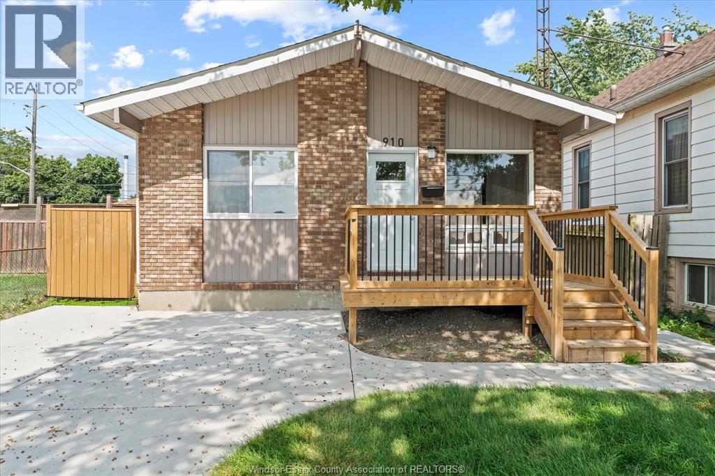 910 ST. LUKE, Windsor