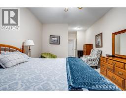 653 McNaughton AVENUE West - 17