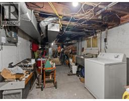 1560-1562 DOUGALL AVENUE - 25