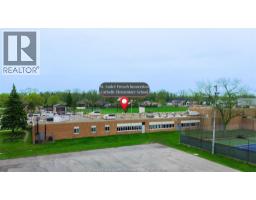 276 FAIRWAY CRESCENT - 43