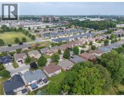 102 Joanne COURT - 35